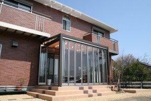 本日はウッドデッキやテラスを導入するときに気をつけるポイントについてご紹介します。設置した後に「やっぱり違ったな・・・」と後悔しないために導入前に気をつけるポイントを抑えておきましょう。第二のリビングとしてくつろぎを与えてくれる空間「ウッドデッキ」、「テラス」を設置しませんか。興味のある方はお気軽にご相談ください！