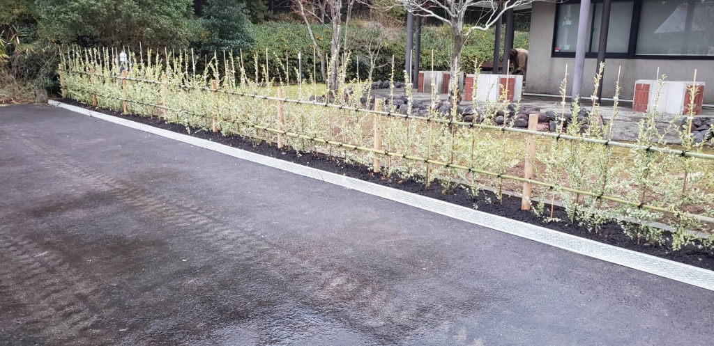 落ち葉対策もばっちり 自然にとけこむ生垣 三重県のエクステリア ガーデン アポア