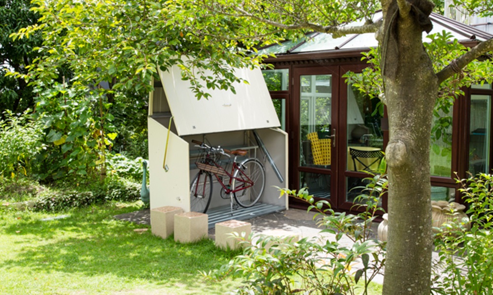 おしゃれで機能的なイギリス製自転車用倉庫 三重県のエクステリア ガーデン アポア