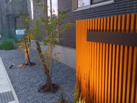 タカショーの格子材とヤマモミジのある門柱