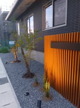 タカショーの格子材とヤマモミジのある門柱