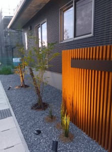 タカショーの格子材とヤマモミジのある門柱