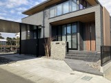 スタイリッシュな住宅に調和するモダンな外構デザイン