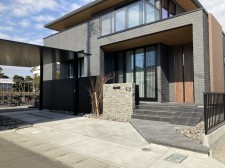 スタイリッシュな住宅に調和するモダンな外構デザイン
