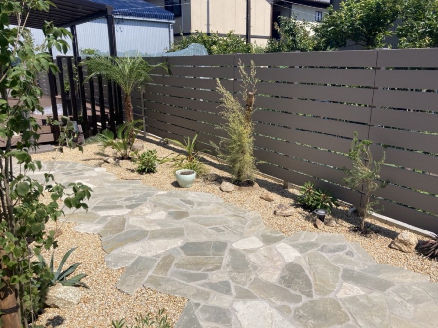信楽砂利と植栽を使ったおしゃれなドライガーデン。
