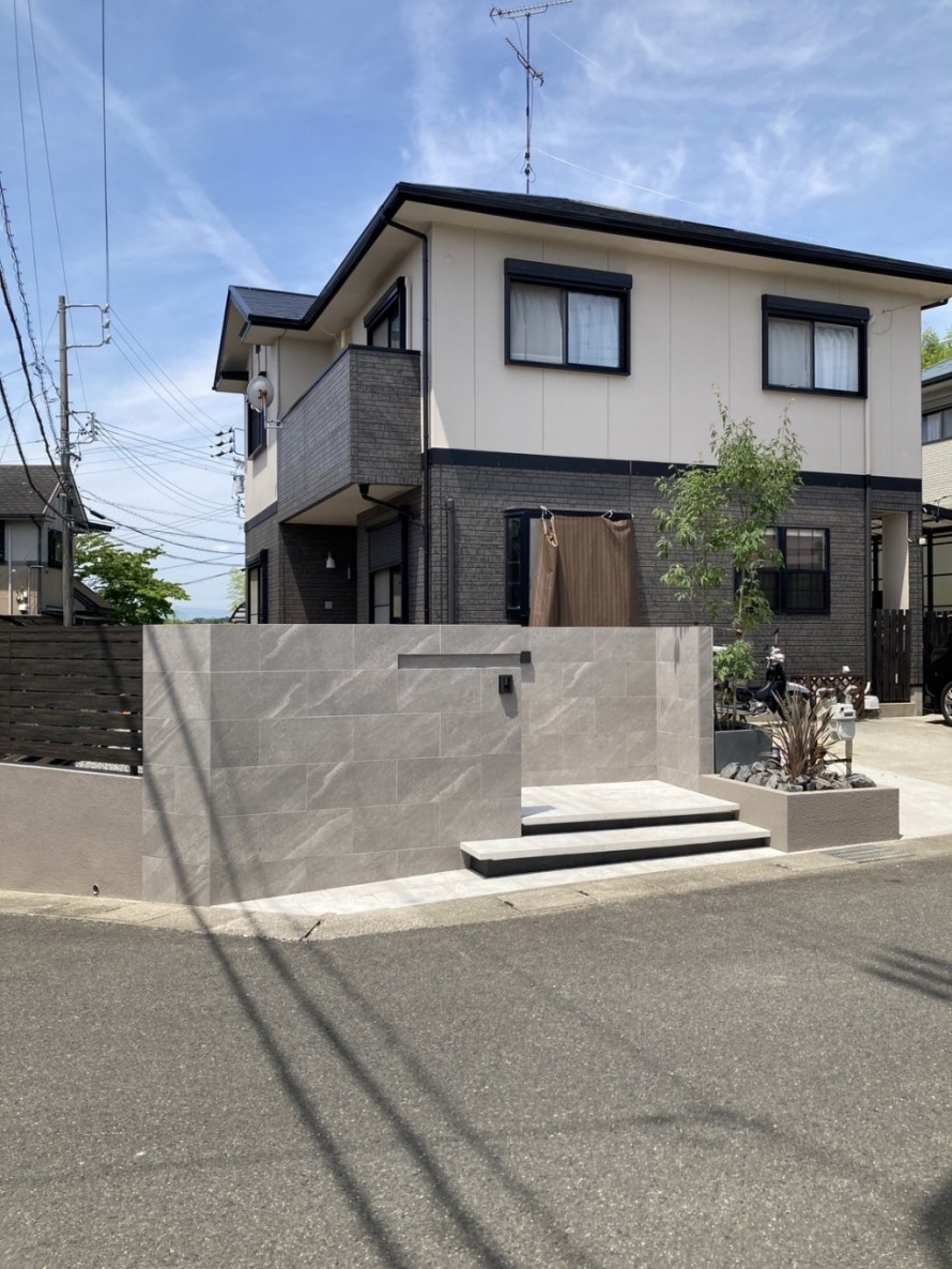タイル門壁がおしゃれなモダン外構デザイン