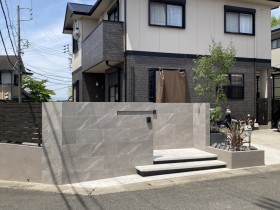 タイル門壁がおしゃれなモダン外構デザイン