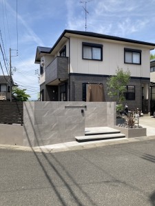 タイル門壁がおしゃれなモダン外構デザイン