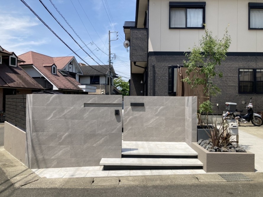 間接照明で浮遊感を演出した浮き階段の外構