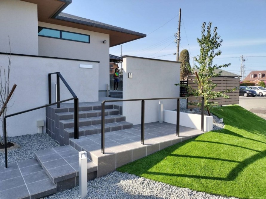 モノトーンでまとめたおしゃれなアプローチ