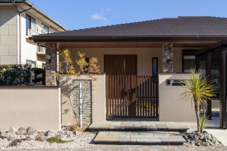 Jモダン門扉と浮き階段のあるエクステリアアプローチ