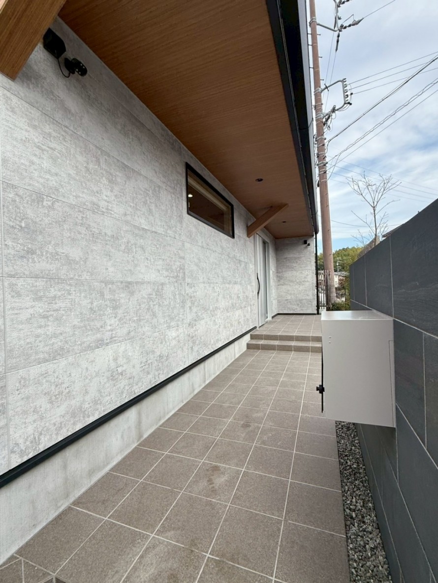 タイル張りのアプローチとポスト