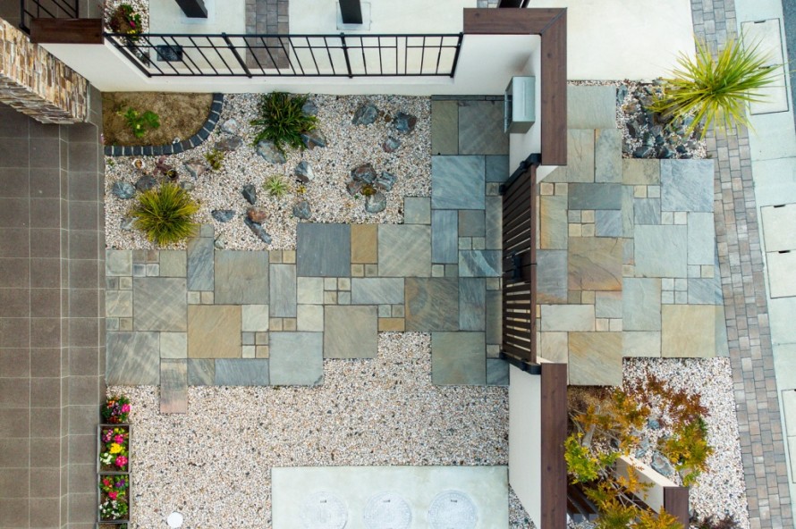 温かみのあるタイルとドライガーデンが魅力のアプローチ