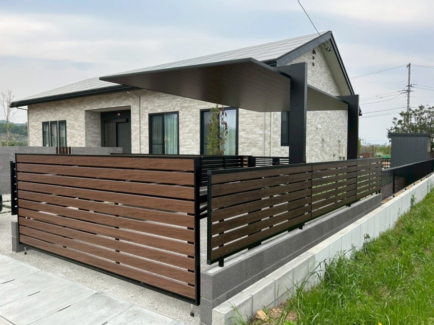 LIXILカーポートSCと目隠しフェンスの外構