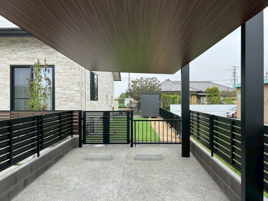 木調天井のカースペースと門扉