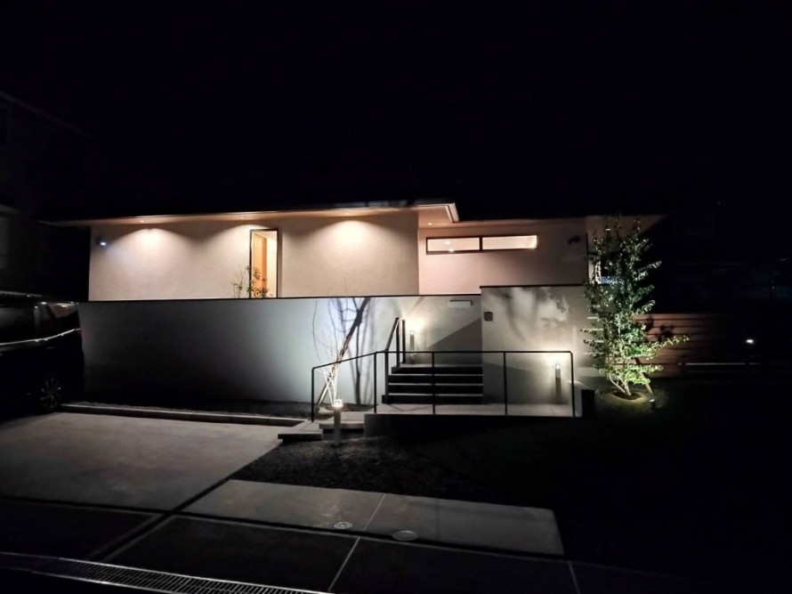 照明で演出された夜のモダンエクステリア