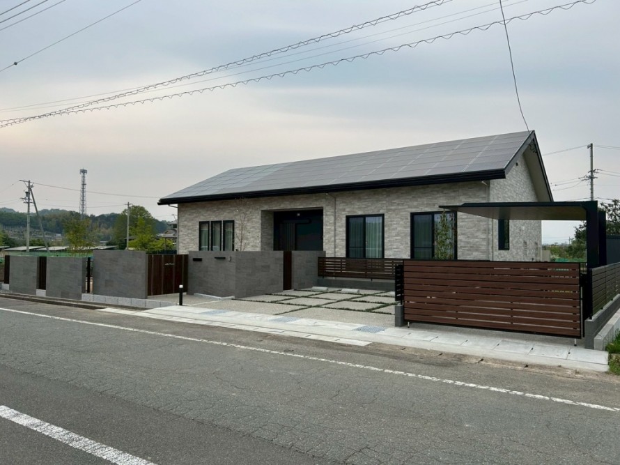 モダンな外構デザインの平屋住宅全体外観