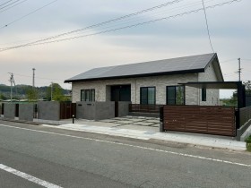 モダンな外構デザインの平屋住宅全体外観