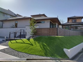 人工芝の法面が広がるモダンな外構デザイン