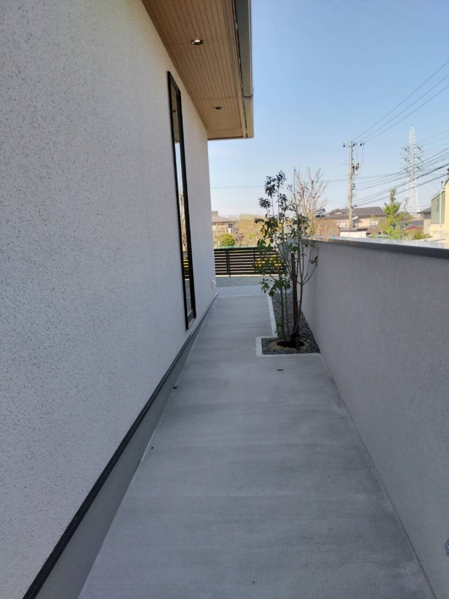 コンクリート仕上げのミニマルな外構スロープ