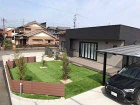 人工芝と目隠しフェンスでデザインされたナチュラルモダンな昼の外構