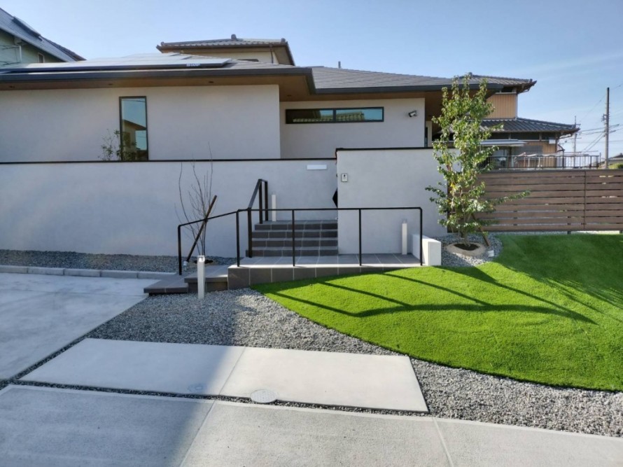 木目調フェンスと人工芝の外構デザイン