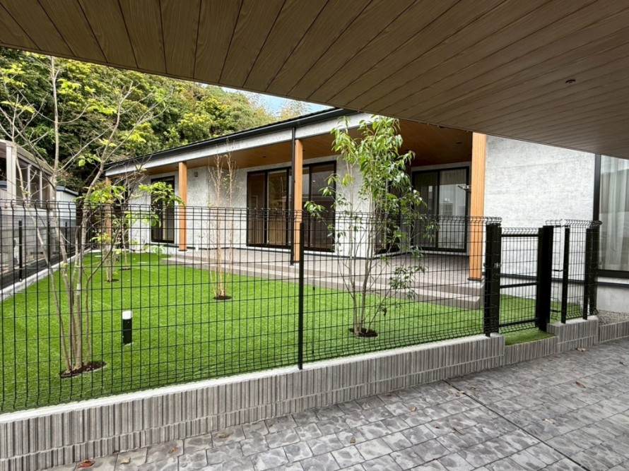 ユメッシュフェンスと人工芝の庭