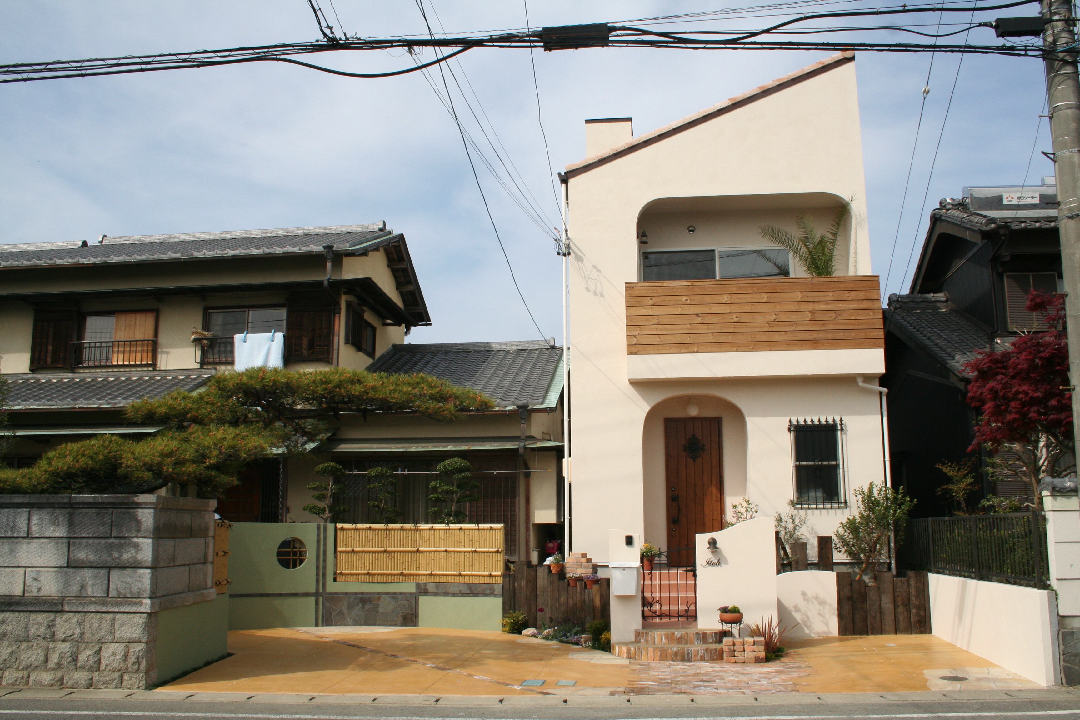 和風の母屋と洋風の家の融合 津市久居 ｉ邸 三重県のエクステリア ガーデン アポア