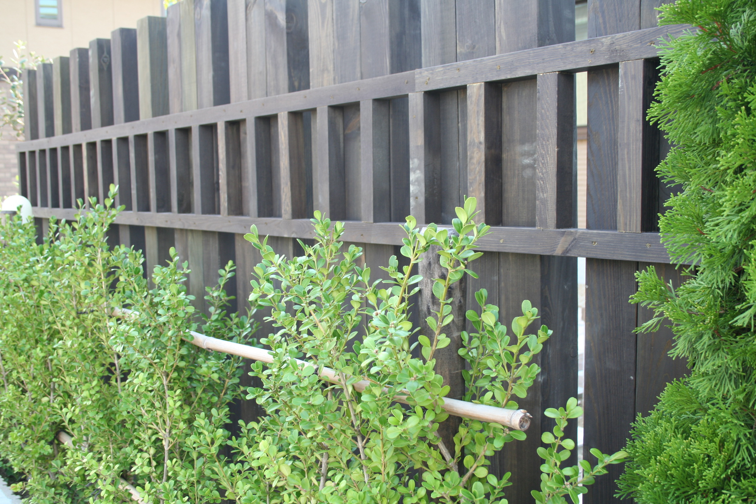 生垣とウッドフェンスの和風な目隠し K様邸 三重県のエクステリア ガーデン アポア