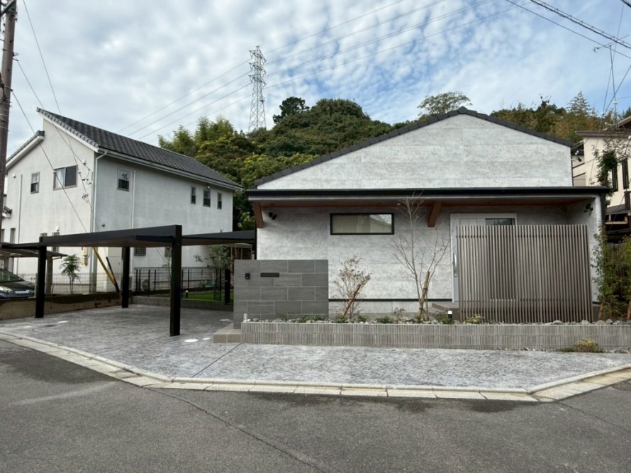 アシンメトリーな屋根と外構のバランス