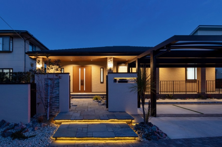 夜間照明で幻想的に浮かび上がる浮き階段のエクステリア