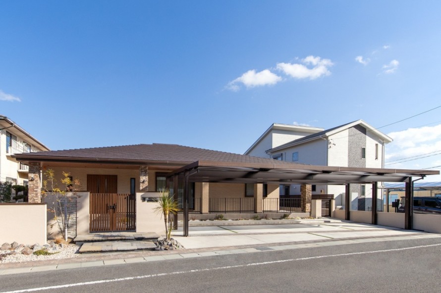 リゾートスタイルのナチュラルな正面エクステリア外構