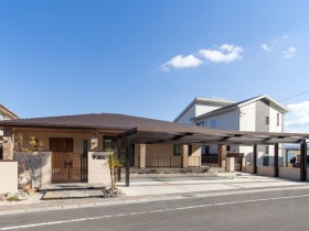 リゾートスタイルのナチュラルな正面エクステリア外構