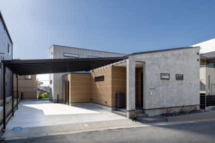 モダンで都会的な雰囲気の住宅に合わせた外構工事のデザイン。洗練された印象です。