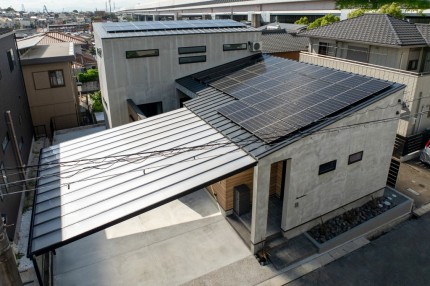 住宅の外観を俯瞰で撮影。土間コンクリートには伸縮目地が施工され、ひび割れを防ぐ工夫がされています。
