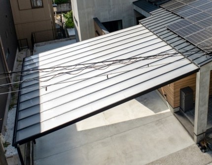 住宅の外観を俯瞰で撮影。土間コンクリートには伸縮目地が施工され、ひび割れを防ぐ工夫がされています。