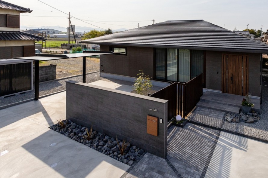 黒を基調とした平屋住宅とモダンな外構デザイン