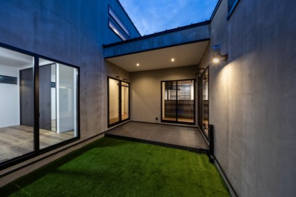 夜の中庭。各部屋のドアと繋がり、屋根がないため、それぞれの部屋に自然光が差し込みます