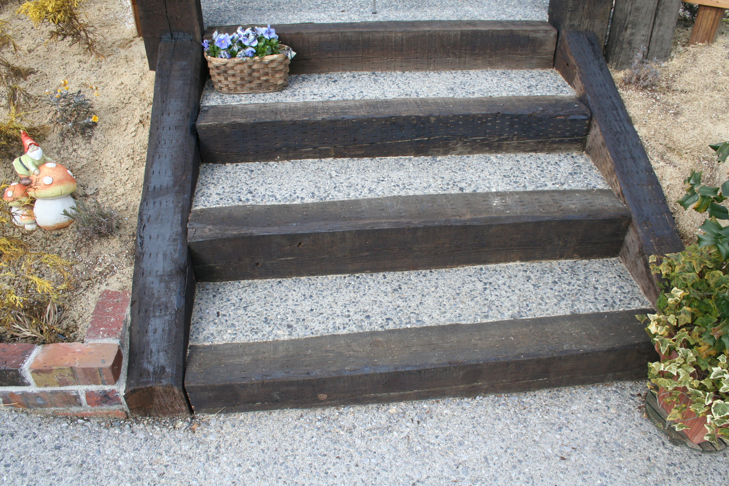 枕木とレンガを使ったアンティークエクステリア 桑名 ｓ邸 三重県のエクステリア ガーデン アポア