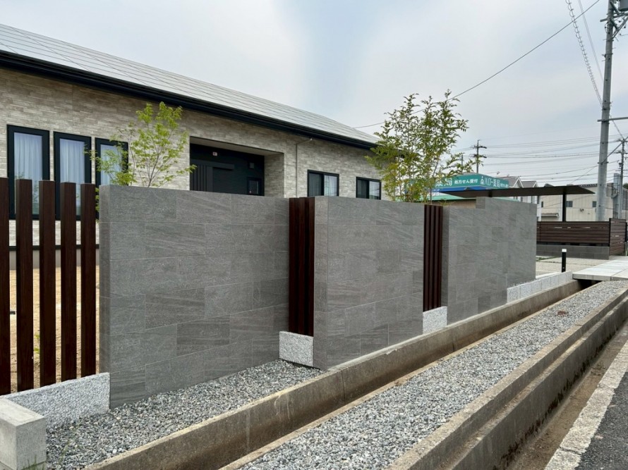 外構壁に設けたスリットフェンス