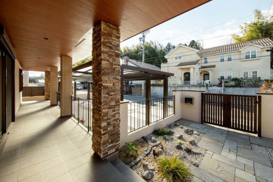 リゾートスタイルの広々としたテラスとガーデンの眺め