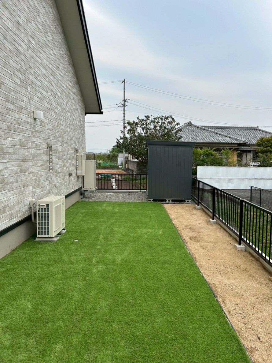 人工芝と物置のある外構ユーティリティスペース